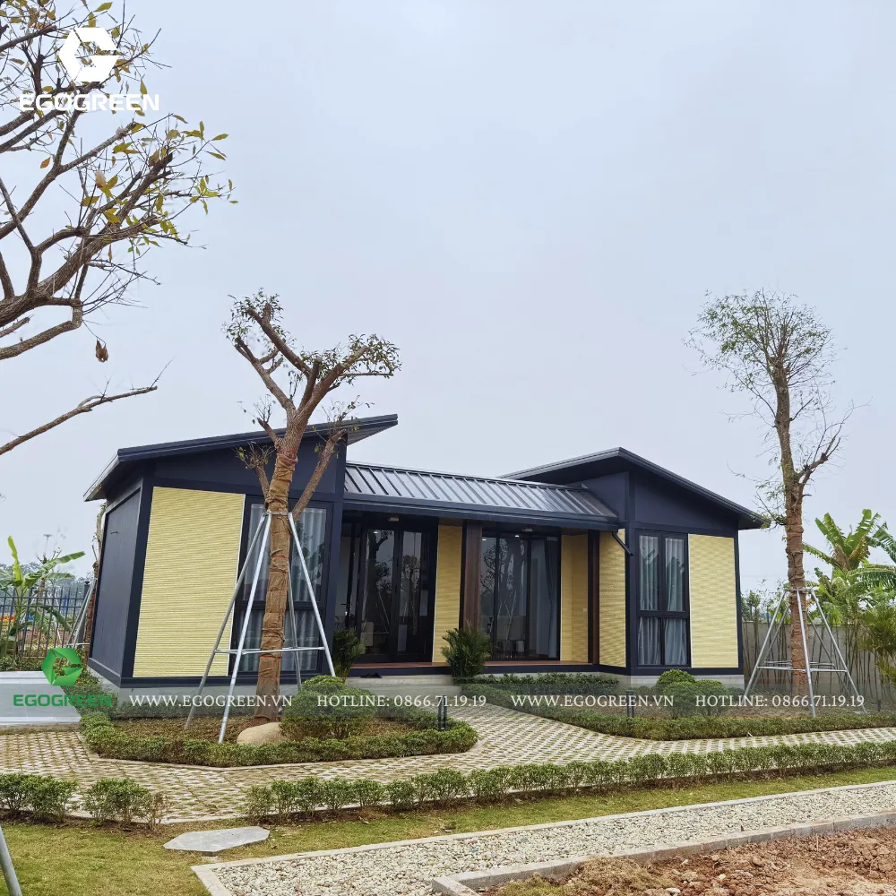 Gia đình sử dụng không gian sân vườn sau khi công trình hoàn thiện.